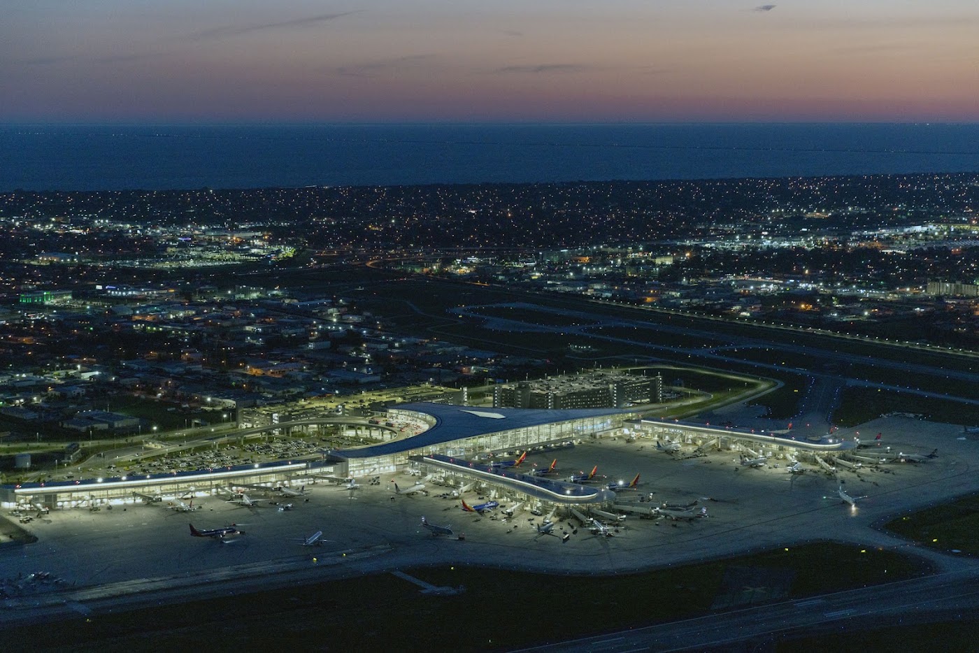 Louis Armstrong New Orleans International Airport in Kenner, photo 1