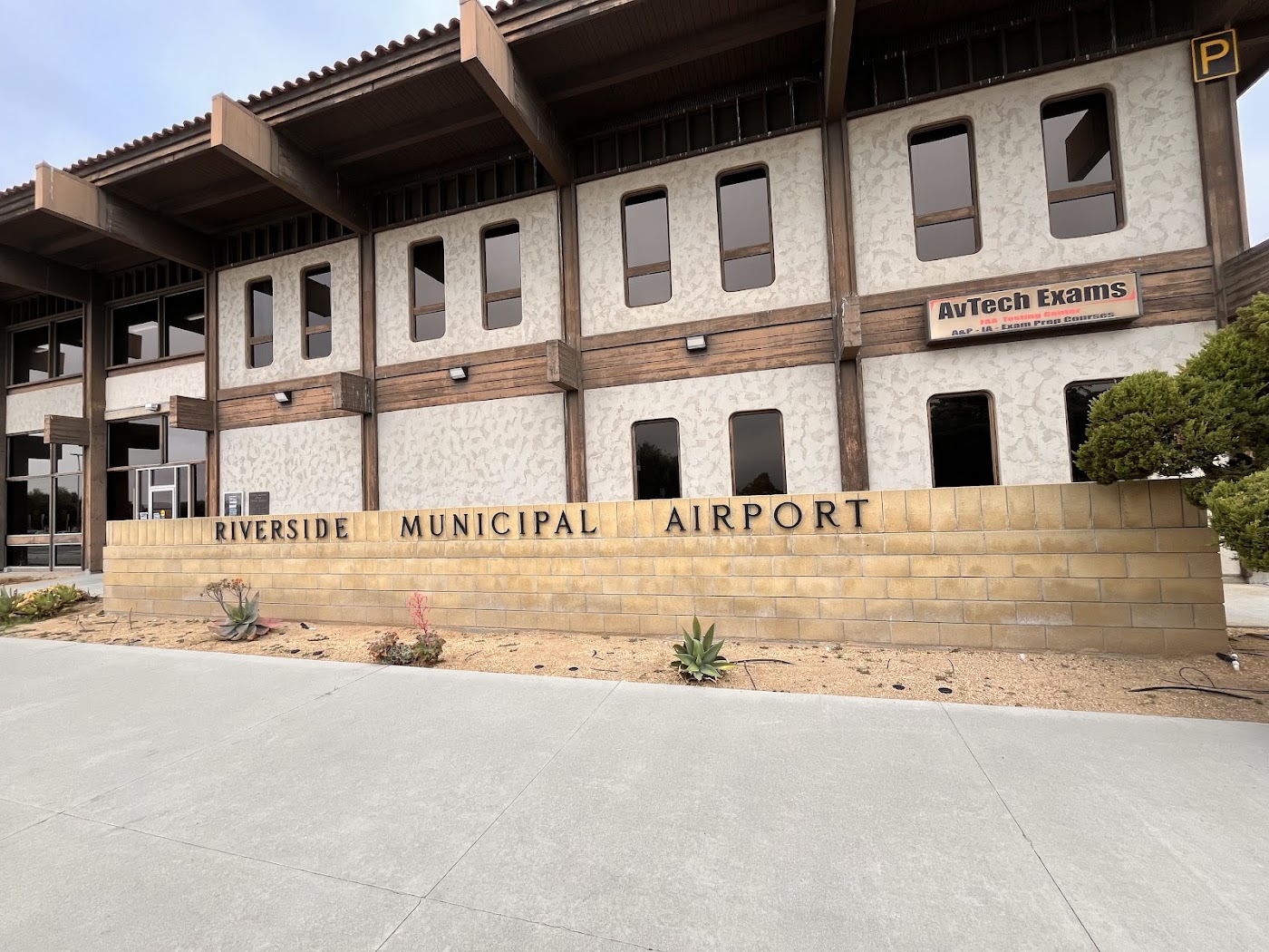 Riverside Municipal Airport in Riverside, photo 2